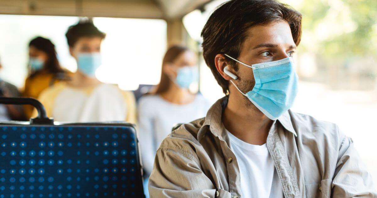 Jovem de mascara no ônibus indo ao trabalho - A pandemia aumentou a procura de Cursos Técnicos