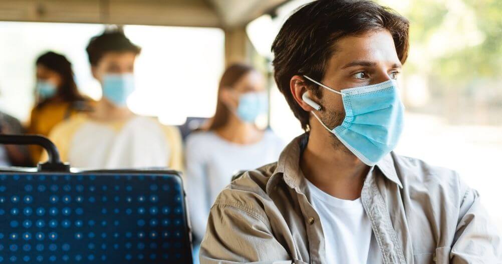 Jovem de mascara no ônibus indo ao trabalho - A pandemia aumentou a procura de Cursos Técnicos
