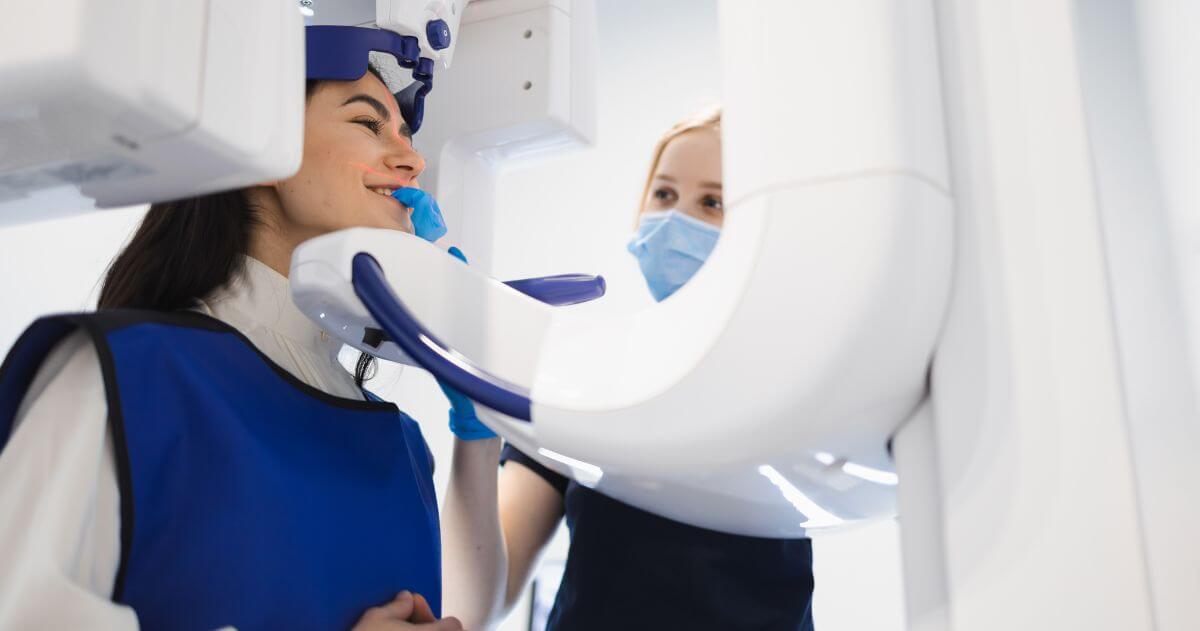 Jovem realizando raio-x odontológico - O que você aprende no Curso Técnico em Radiologia?