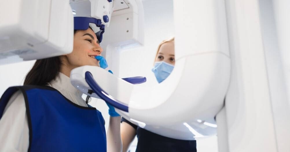 Jovem realizando raio-x odontológico - O que você aprende no Curso Técnico em Radiologia?