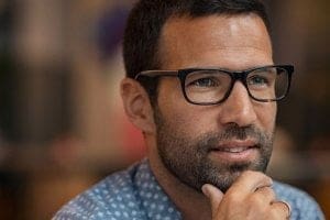 Foco em homem pensativo - Mensalidade de Administração