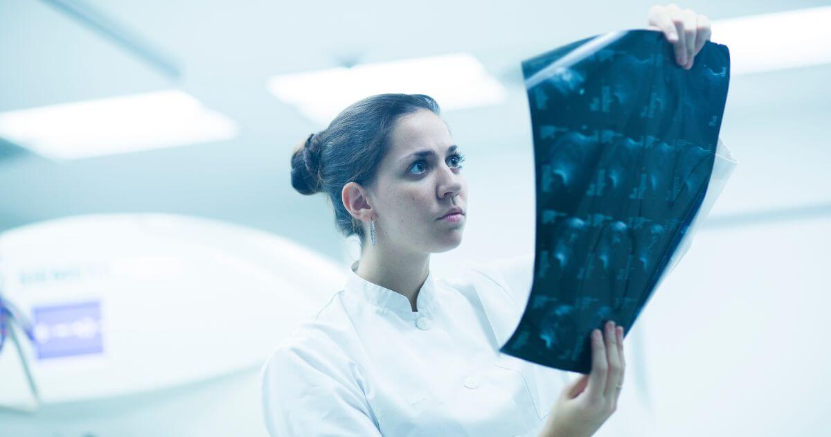 Técnico em radiologia avaliando os exames em raio-x de paciente - qualificações do Técnico em Radiologia e a carreira nessa área