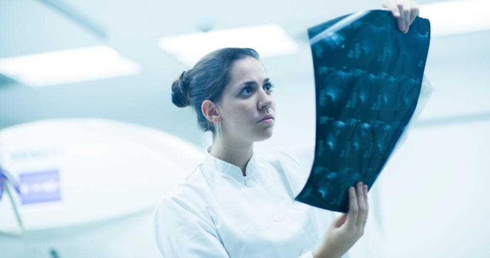 Técnico em radiologia avaliando os exames em raio-x de paciente - qualificações do Técnico em Radiologia e a carreira nessa área