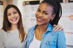 duas mulheres comemorando o início de nova carreira - dicas para você começar uma nova carreira