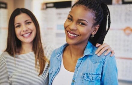 duas mulheres comemorando o início de nova carreira - dicas para você começar uma nova carreira