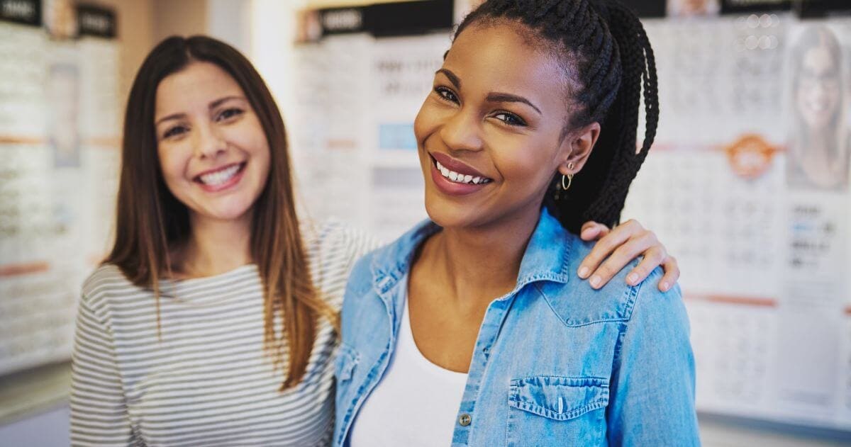 duas mulheres comemorando o início de nova carreira - dicas para você começar uma nova carreira