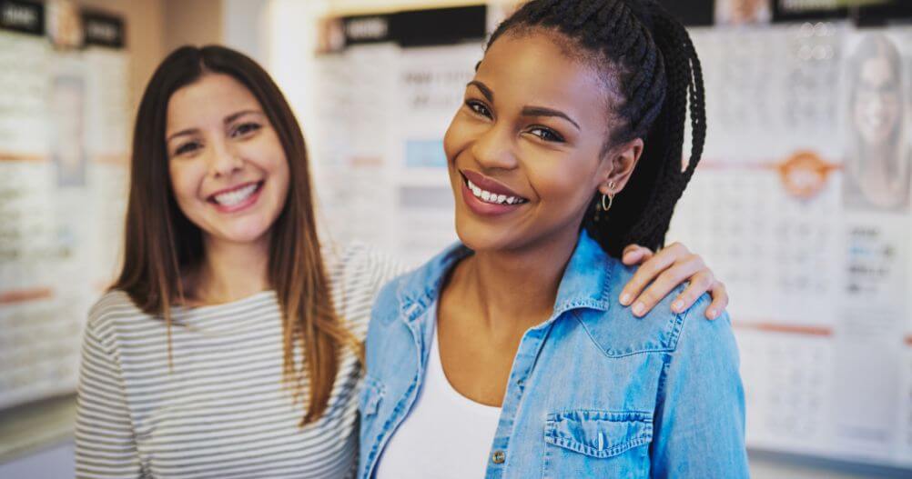 duas mulheres comemorando o início de nova carreira - dicas para você começar uma nova carreira