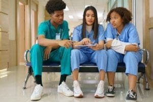 jovens enfermeiros conversando - O que você aprende no Curso Técnico em Enfermagem?