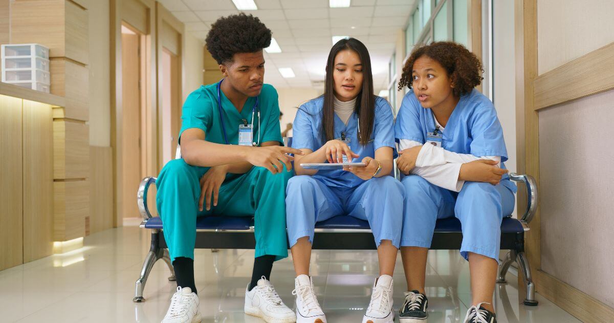 jovens enfermeiros conversando - O que você aprende no Curso Técnico em Enfermagem?