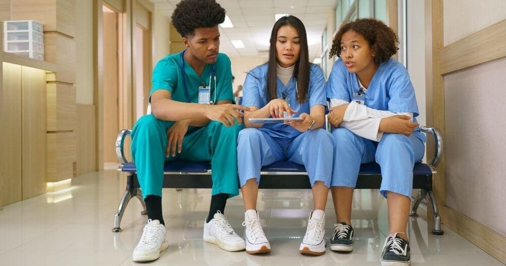 jovens enfermeiros conversando - O que você aprende no Curso Técnico em Enfermagem?