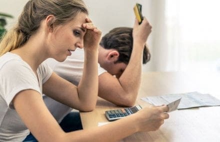 jovem casal com dificuldades financeiras - principais causas do desemprego e como evitá-las