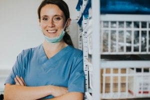 enfermeira sorrindo em ambiente hospitalar - Piso salarial da Enfermagem
