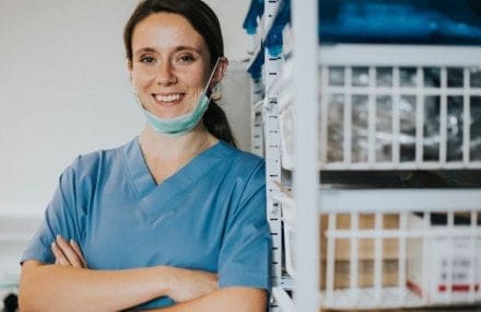enfermeira sorrindo em ambiente hospitalar - Piso salarial da Enfermagem