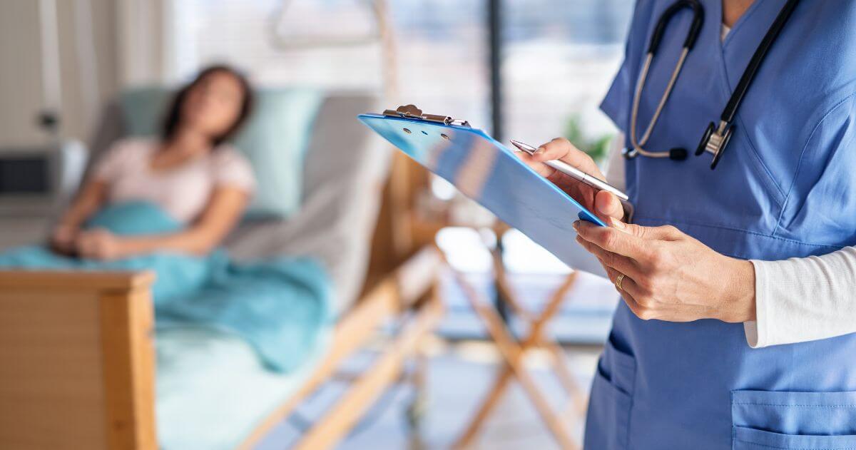 Enfermeira anotando em prancheta em ambiente hospitalar - Curiosidades sobre o Curso Técnico em Enfermagem