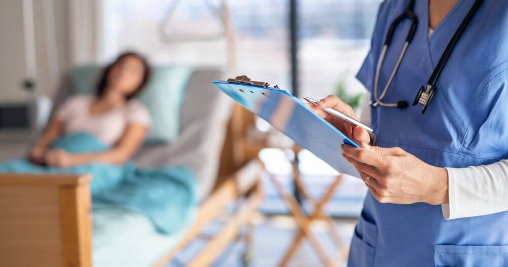 Enfermeira anotando em prancheta em ambiente hospitalar - Curiosidades sobre o Curso Técnico em Enfermagem