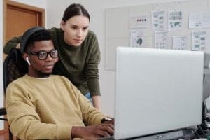 dois jovens programadores olhando para tela do computador - Cursos Técnicos para quem Deseja Trabalhar com Desenvolvimento de Sistemas