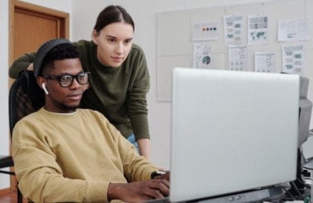 dois jovens programadores olhando para tela do computador - Cursos Técnicos para quem Deseja Trabalhar com Desenvolvimento de Sistemas