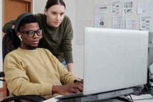 dois jovens programadores olhando para tela do computador - Cursos Técnicos para quem Deseja Trabalhar com Desenvolvimento de Sistemas