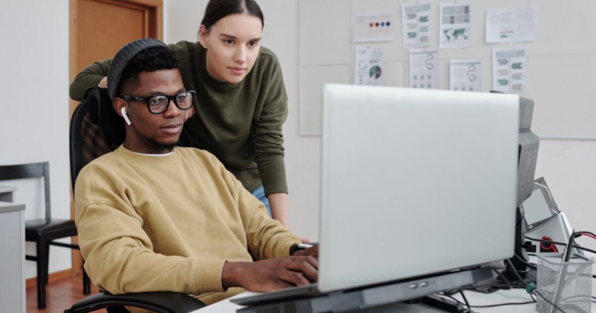 dois jovens programadores olhando para tela do computador - Cursos Técnicos para quem Deseja Trabalhar com Desenvolvimento de Sistemas