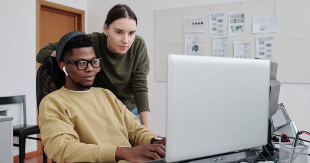 dois jovens programadores olhando para tela do computador - Cursos Técnicos para quem Deseja Trabalhar com Desenvolvimento de Sistemas