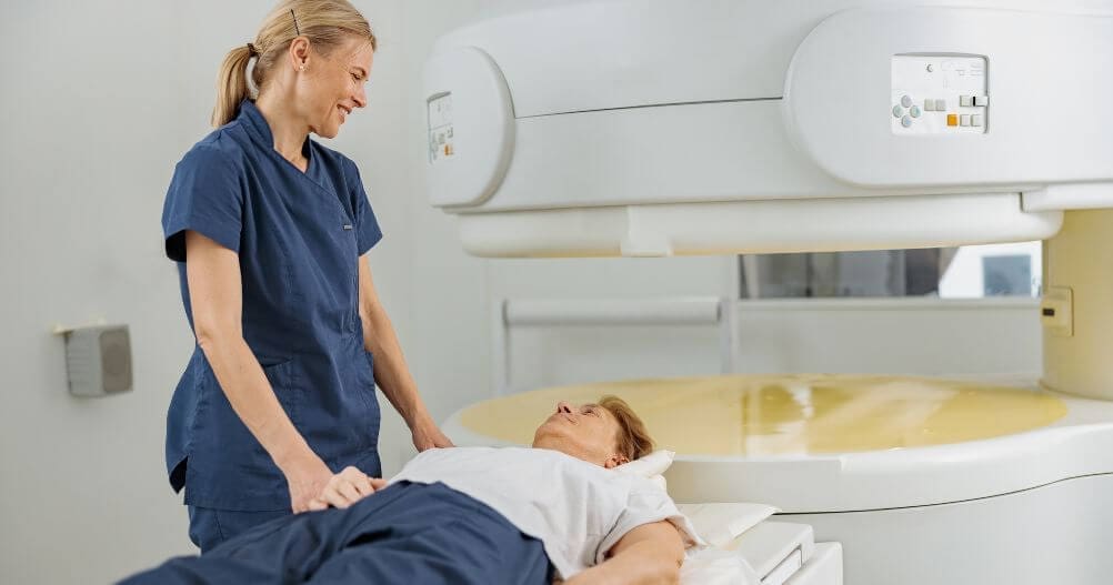 Técnico em Radiologia preparando exame com paciente - Jornada de Trabalho do Técnico em Radiologia
