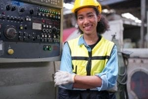 Trabalhadora em fábrica utilizando equipamentos de proteção individual - Oportunidades de Emprego para Técnicos em Segurança do Trabalho