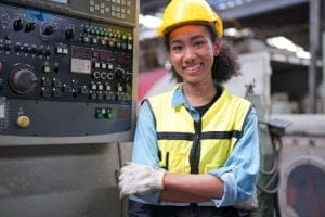 Trabalhadora em fábrica utilizando equipamentos de proteção individual - Oportunidades de Emprego para Técnicos em Segurança do Trabalho