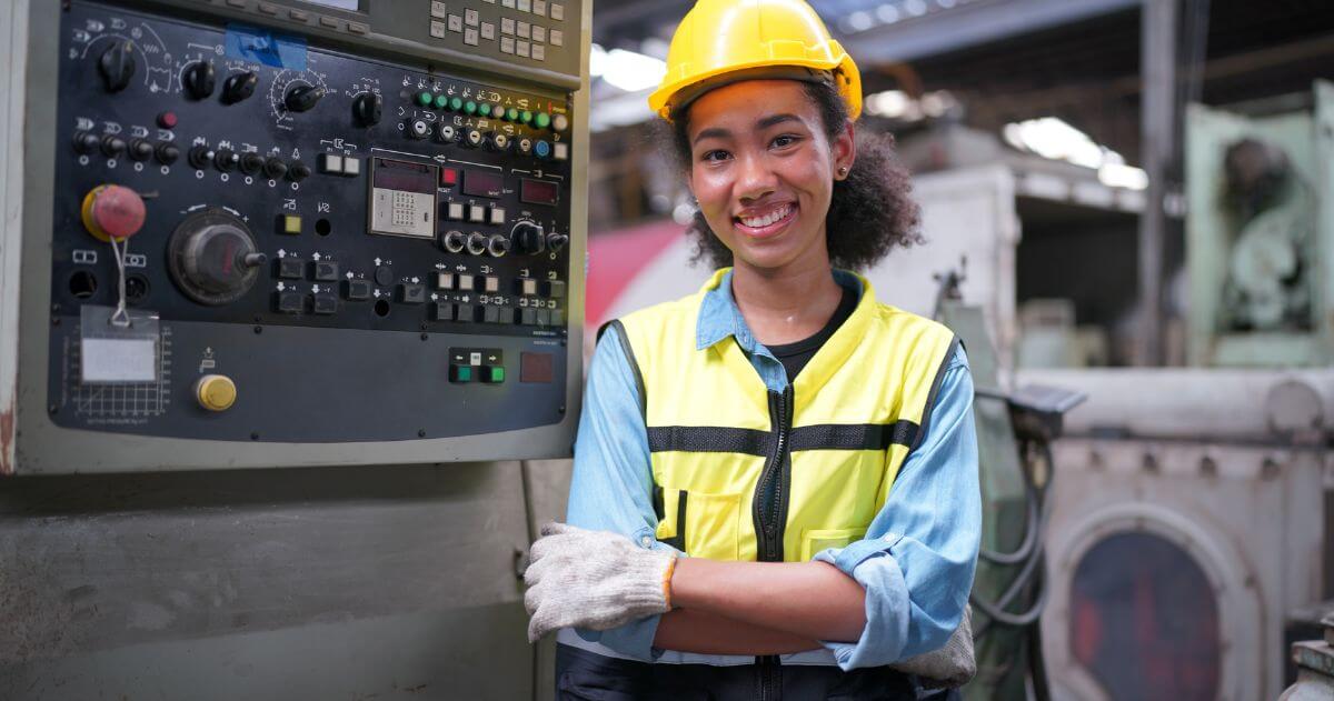 Trabalhadora em fábrica utilizando equipamentos de proteção individual - Oportunidades de Emprego para Técnicos em Segurança do Trabalho