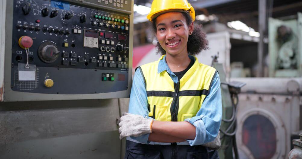 Trabalhadora em fábrica utilizando equipamentos de proteção individual - Oportunidades de Emprego para Técnicos em Segurança do Trabalho