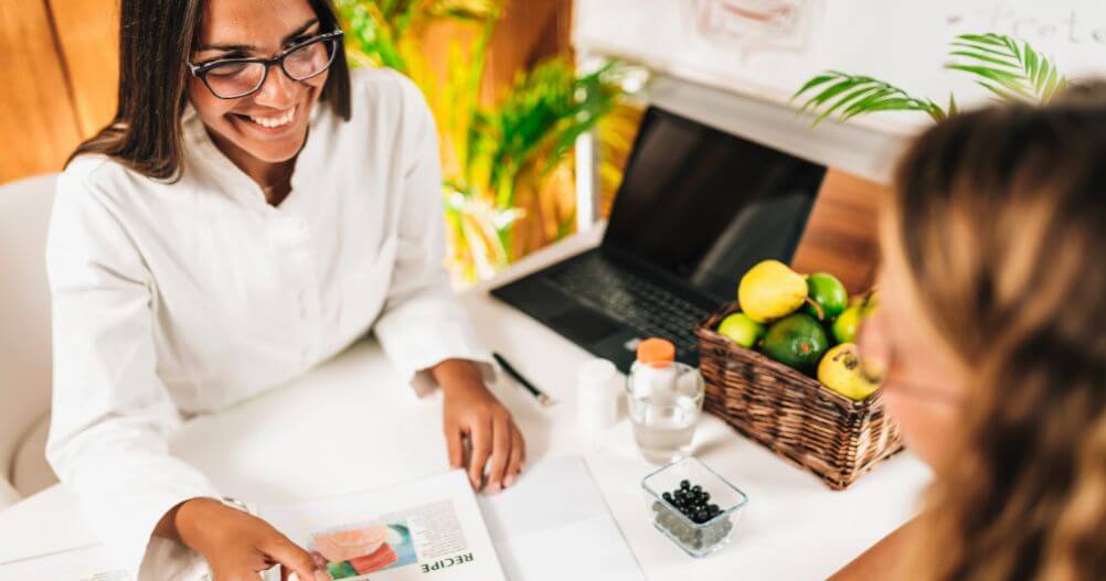 Nutricionista realizando atendimento com paciente - O papel do Técnico em Nutrição na Prevenção de Doenças Transmitidas por Alimentos