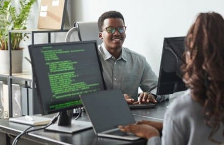 Jovens programadores no escritório da empresa - Vantagens para quem escolhe seguir carreira na área de Tecnologia da Informação