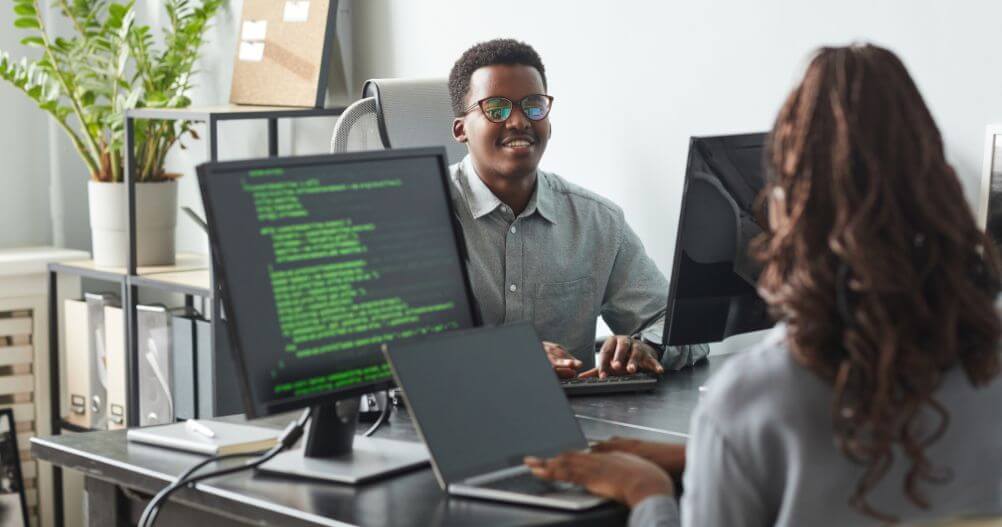 Jovens programadores no escritório da empresa - Vantagens para quem escolhe seguir carreira na área de Tecnologia da Informação