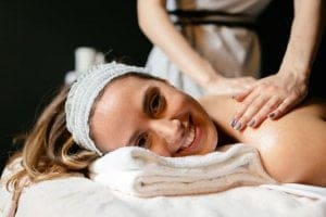 bela mulher aproveitando massagem - Benefícios da Massoterapia para o Corpo e a Mente