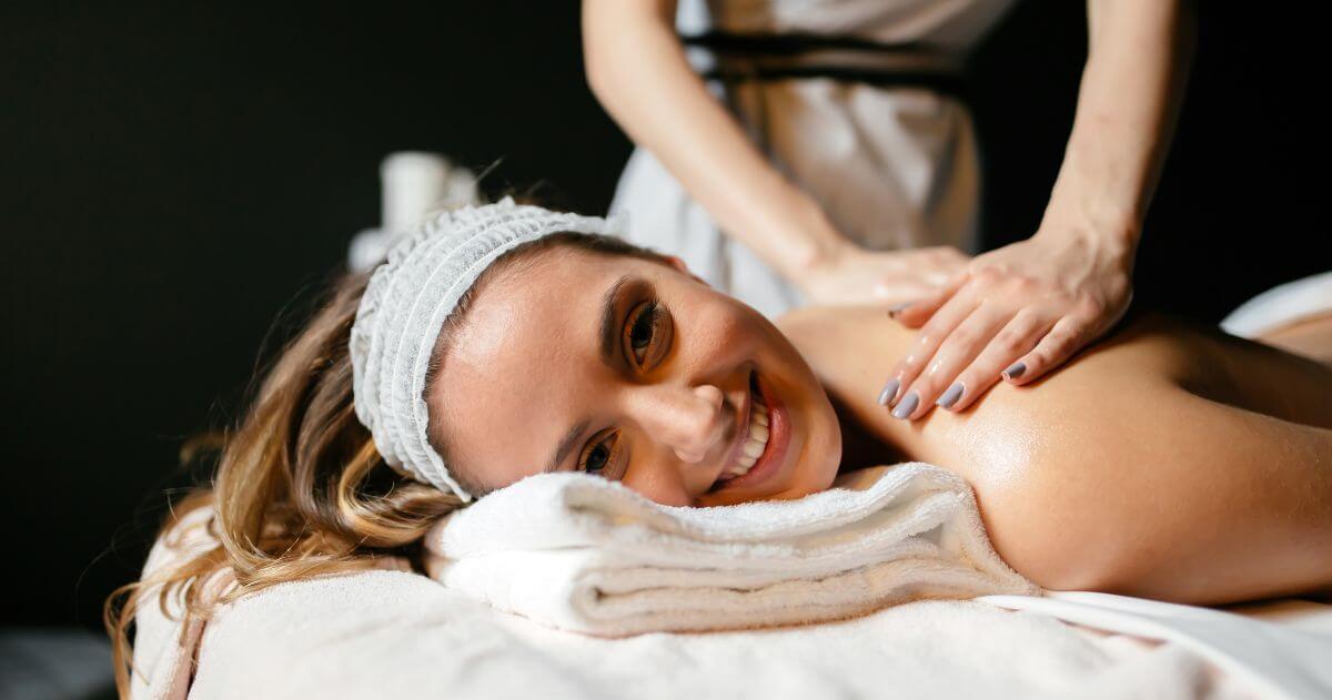 bela mulher aproveitando massagem - Benefícios da Massoterapia para o Corpo e a Mente