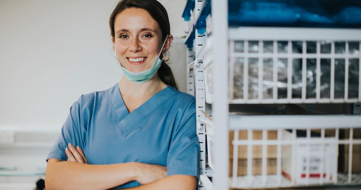 enfermeira sorrindo em ambiente hospitalar - Piso salarial da Enfermagem
