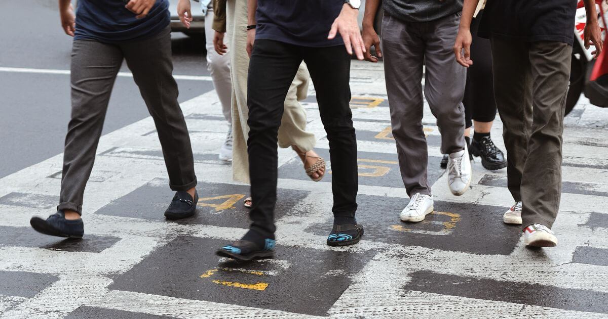 Pessoas atravessando a rua na faixa de pedestres - Competências Comportamentais Valorizadas