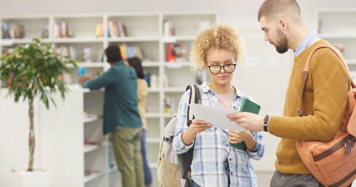 Dois Alunos na Biblioteca Escolar - Conheça a Rotina de um Estudante de Curso Técnico