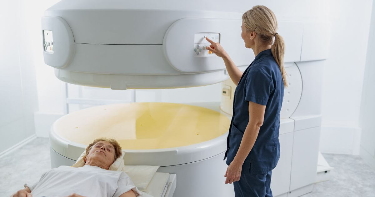 Radiologista controla ressonância magnética ou tomografia computadorizada ou tomografia computadorizada com paciente - Saiba o que é radiologia e sua importância no diagnóstico médico