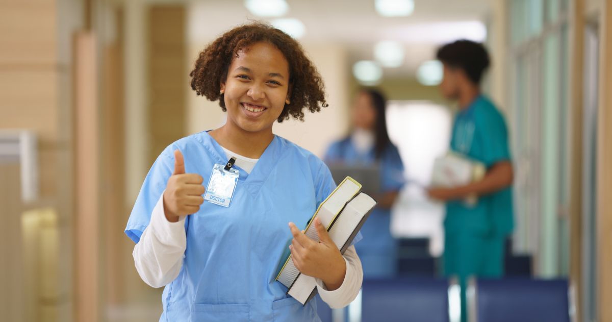 Quanto custa um Curso Técnico em Enfermagem - Jovem enfermeira trabalhando no hospital