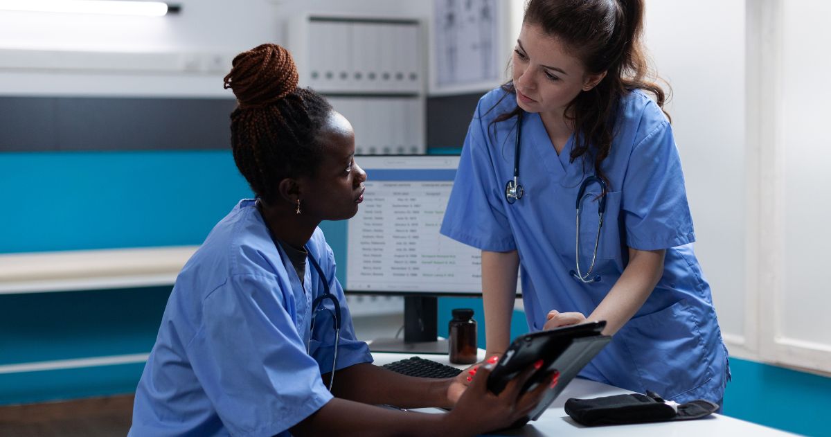 Carreira na Enfermagem: fique por dentro das oportunidades, desafios e salários - Enfermeiras médicas multiétnicas analisando sintomas de doença