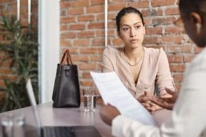 retorno da entrevista de emprego - Jovem mulher tendo entrevista de emprego no escritório corporativo