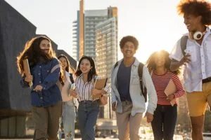 Descubra o Curso Ideal para você através do Teste Vocacional - Grupo de positividade de estudantes jovens e elegantes