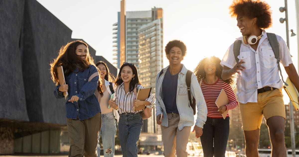 Descubra o Curso Ideal para você através do Teste Vocacional - Grupo de positividade de estudantes jovens e elegantes