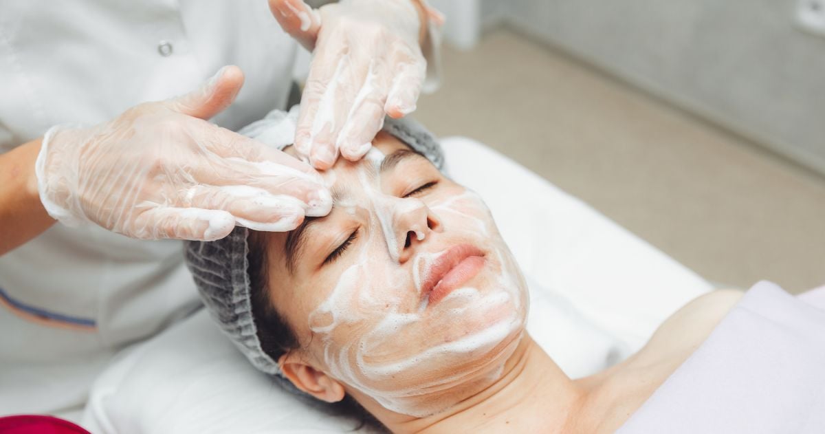 o cosmetologista limpa a pele com espuma - Profissional de limpeza de pele