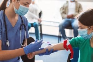 Exames laboratoriais - enfermeira concentrada fazendo análise de coleta de sangue