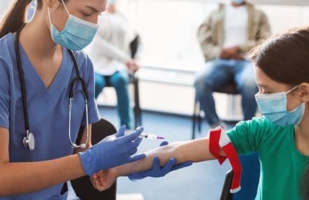 Exames laboratoriais - enfermeira concentrada fazendo análise de coleta de sangue