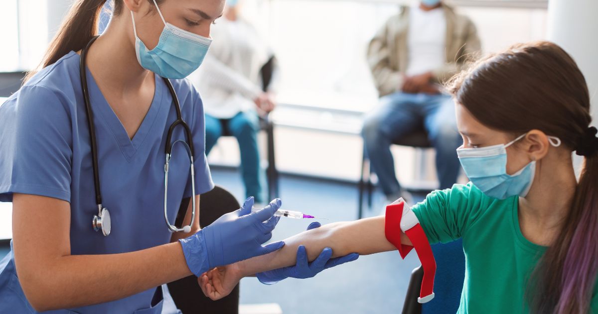 Exames laboratoriais - enfermeira concentrada fazendo análise de coleta de sangue