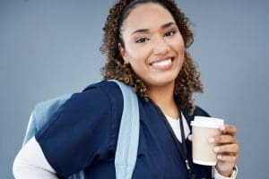 Emprego sem experiência na área - retrato de estudante de enfermagem, estágio hospitalar