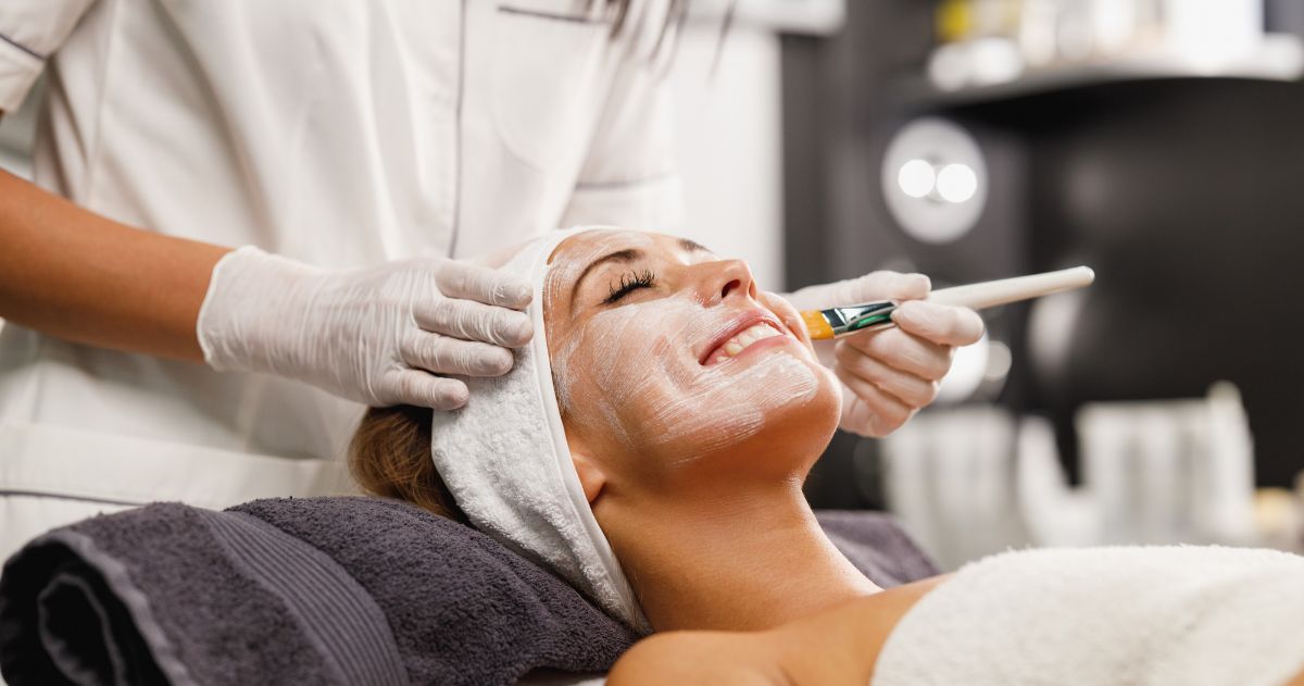 Estética Facial - paciente do sexo feminino recebendo tratamento estético facial